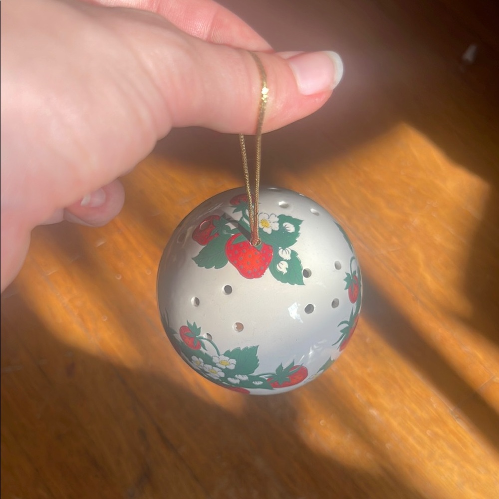 Vintage Ceramic Cream Potpourri Ornament with Strawberry Accents 🍓